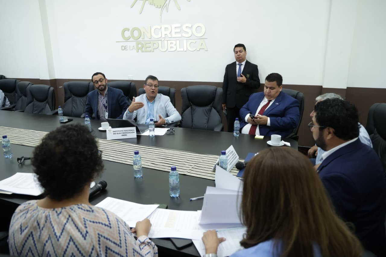 Armando Martínez Aguilar es designado nuevo gerente general del INDE en Guatemala