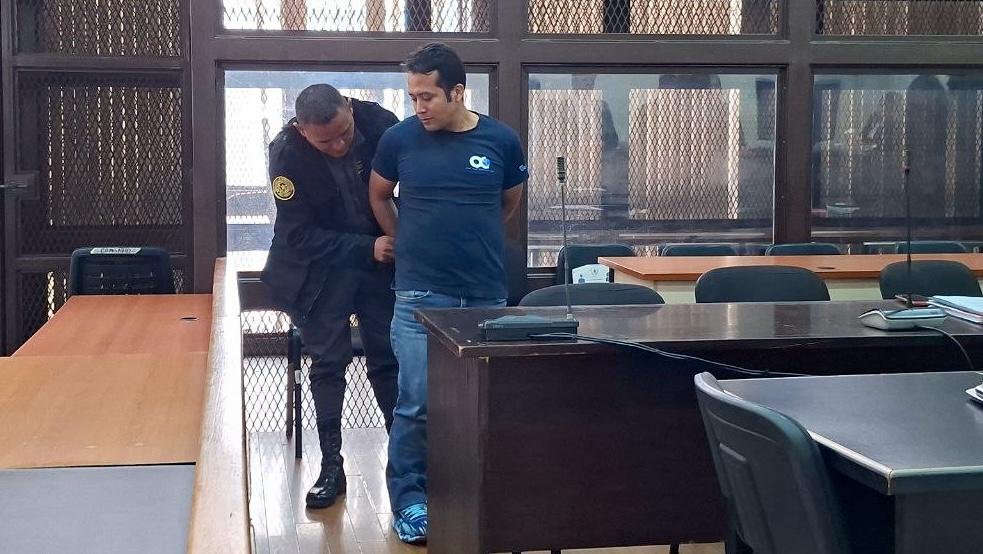 Tribunal concede arresto domiciliario a exagente de la PNC acusado de ejecución extrajudicial en San Andrés Itzapa Tribunal concede arresto domiciliario a exagente de la PNC acusado de ejecución extrajudicial en San Andrés Itzapa