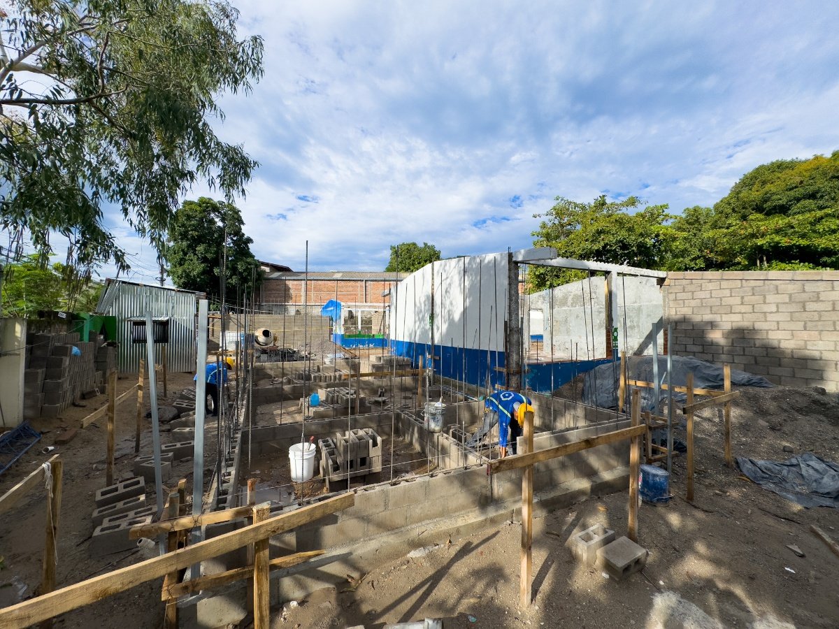 Gremiales magisteriales exigen mayor transparencia en reparaciones de escuelas en El Salvador