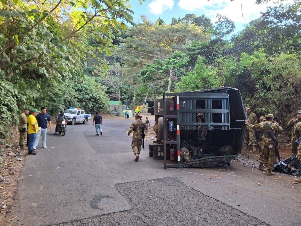 Al menos una docena de soldados resultan lesionados tras volcadura de camión en Usulután