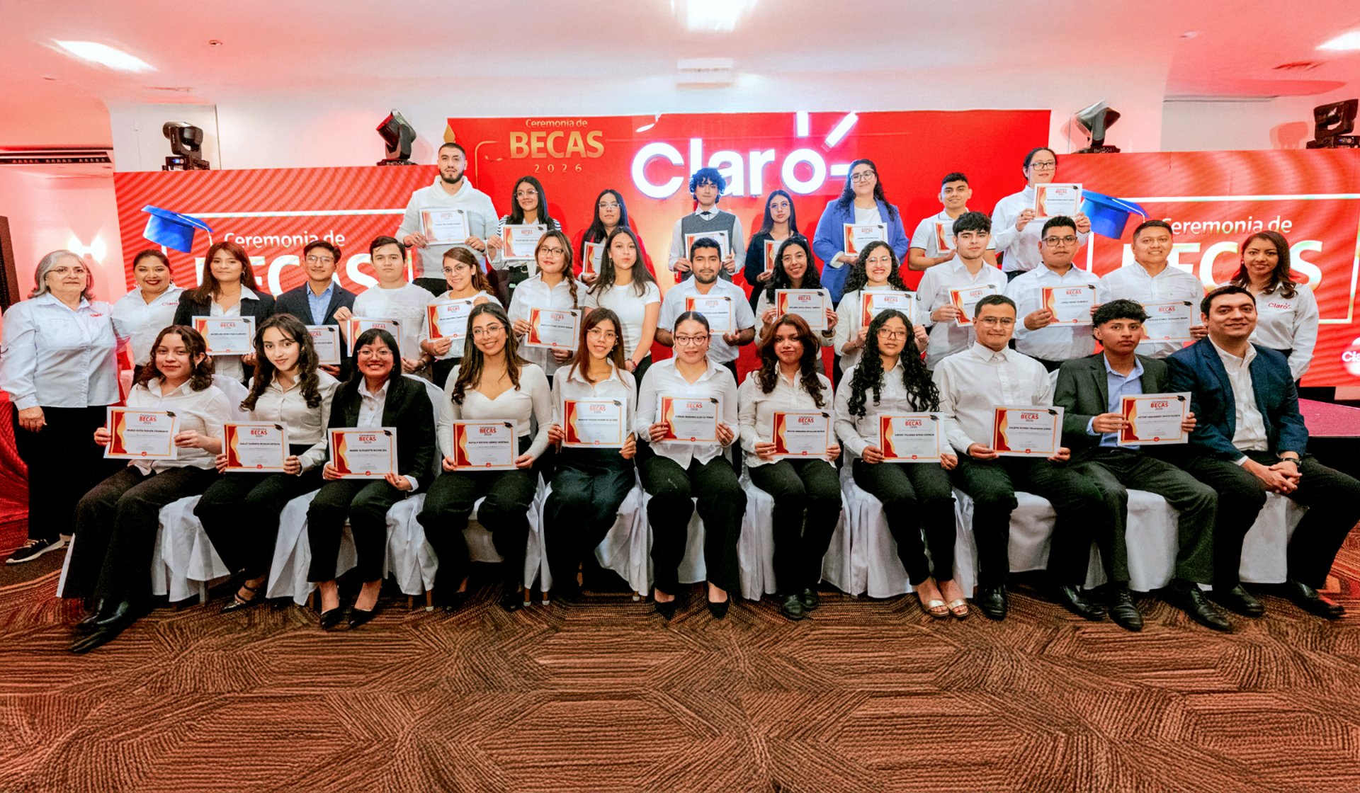 Claro Guatemala impulsa la educación con la entrega de 230 becas para estudiantes y colaboradores