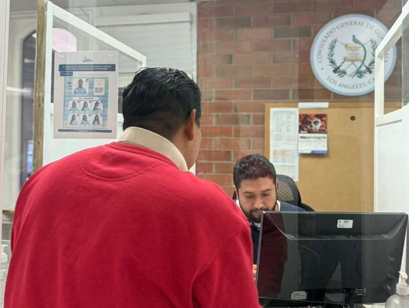 Consulado guatemalteco en Los Ángeles suspende venta de money order y afecta trámites a migrantes