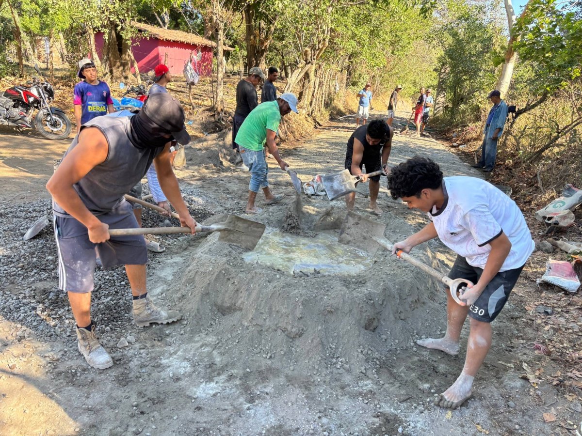 Vecinos de Zacatecoluca rehabilitan 130 metros de calle principal tras años de espera por apoyo municipal