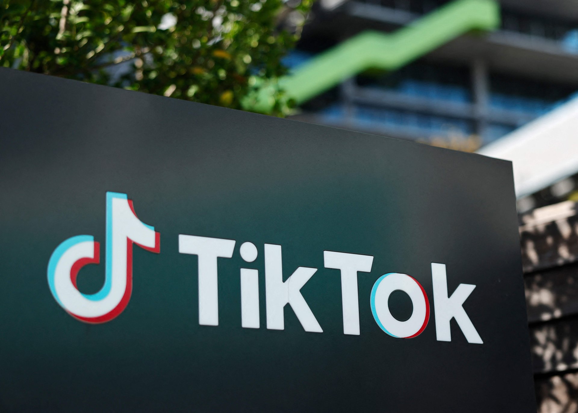 Incrementa la deserción de usuarios en TikTok EE. UU. tras reestructuración y preocupaciones por censura y privacidad