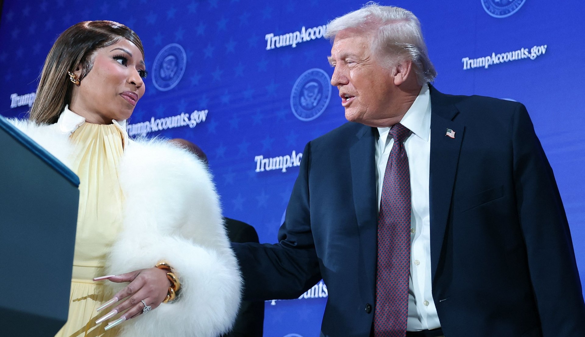 Nicki Minaj recibe tarjeta dorada de Trump y respalda su programa de cuentas para niños