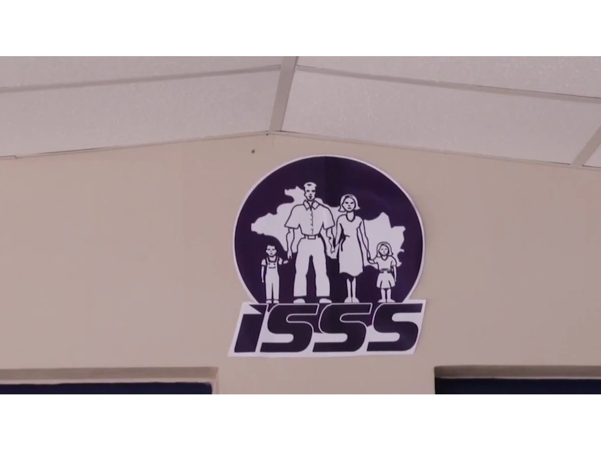 Extrabajadores del ISSS buscan diálogo con Ministerio de Trabajo tras despidos masivos