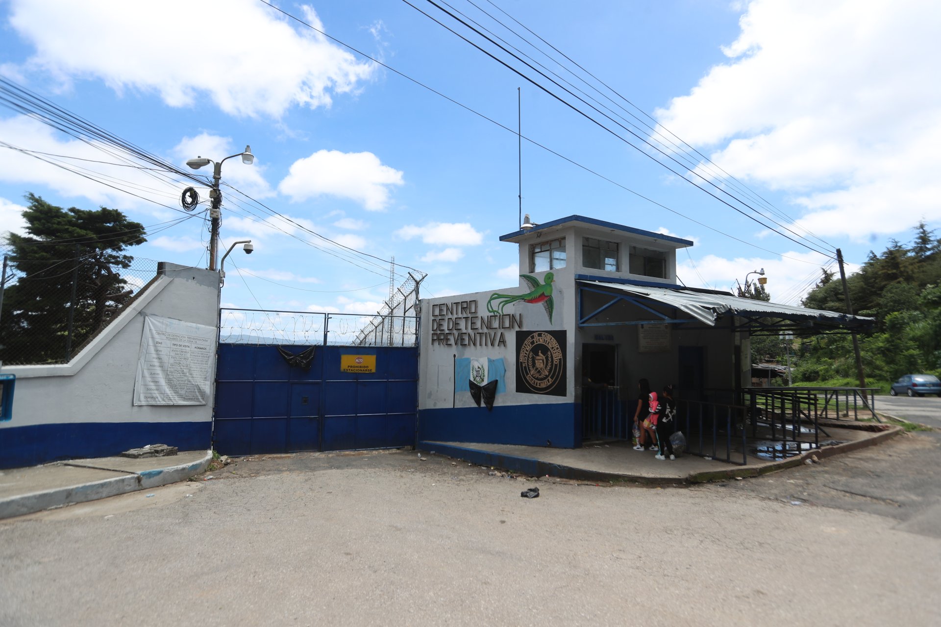 Guatemala coordina con Starlink para bloquear señal satelital en cárceles y frenar uso indebido de internet