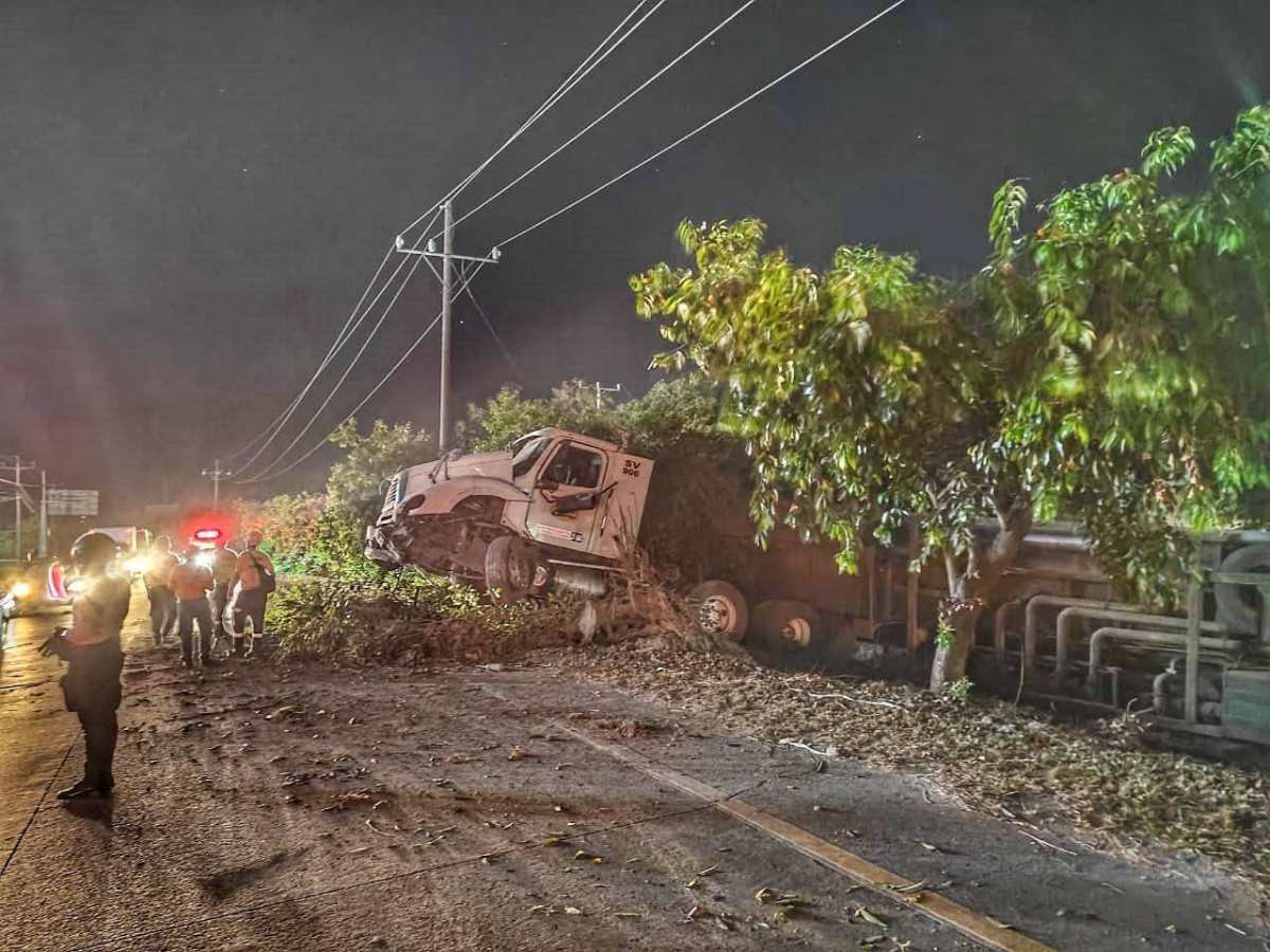 Vuelco de cisterna con diésel en Apopa genera cierre vial y operativo de emergencia