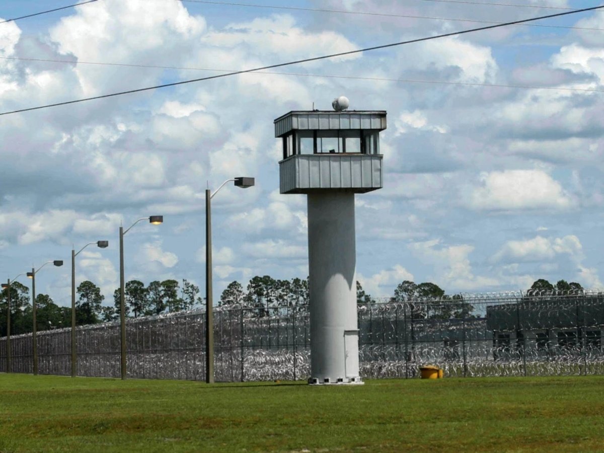 Detenidos en centro migratorio de Florida han sido rociados con gas lacrimógeno en dos incidentes desde su apertura