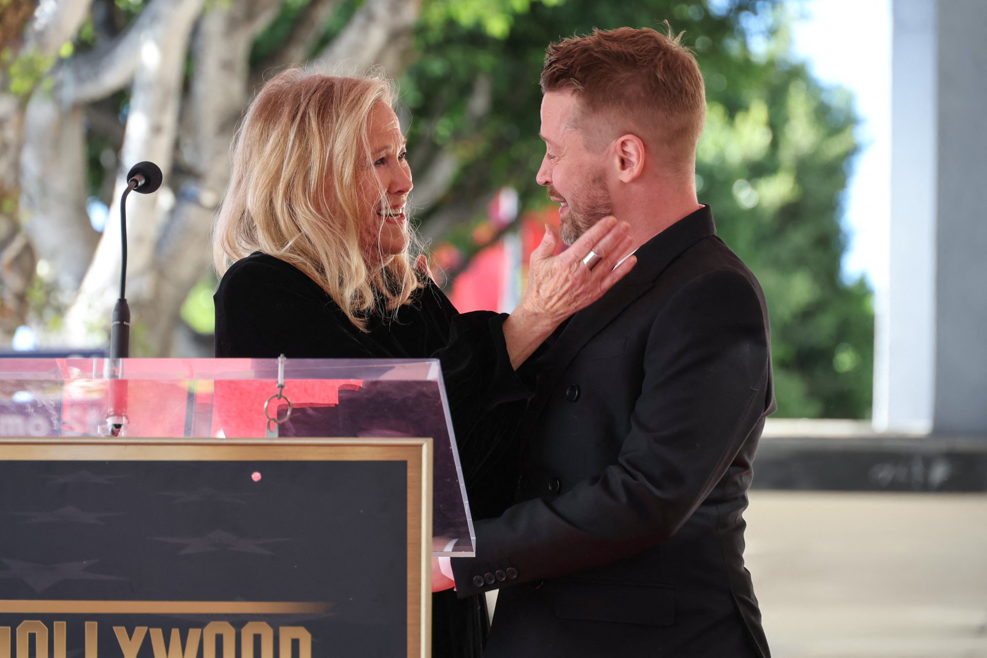 El emotivo homenaje de Catherine O’Hara a Macaulay Culkin en el Paseo de la Fama de Hollywood