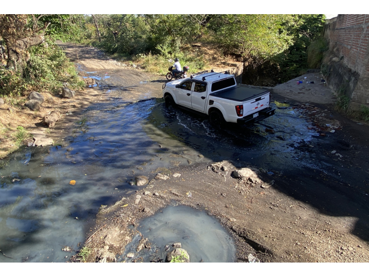 Derrame de aguas negras afecta la salud y movilidad en colonias de San Miguel Centro