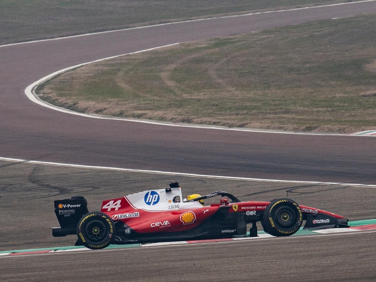 Lewis Hamilton domina pruebas en Barcelona; Fernando Alonso debuta con el Aston Martin AMR26