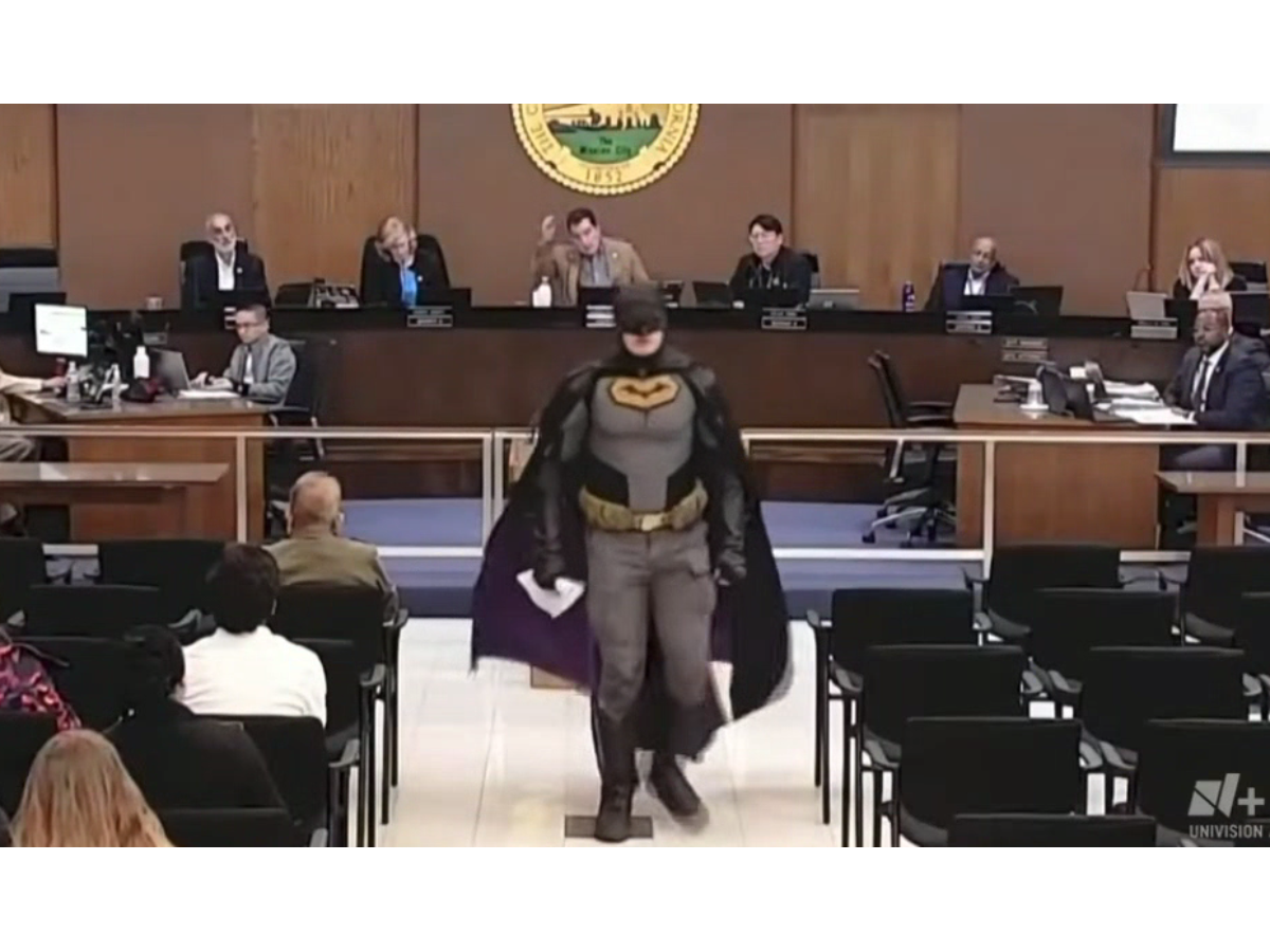 Protestas en California contra ICE: un hombre disfrazado de Batman destaca en manifestaciones