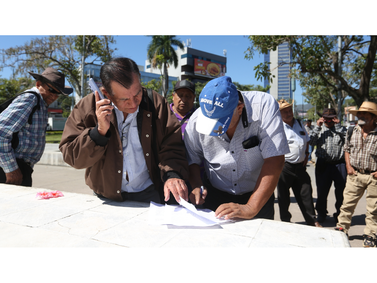 Veteranos de la Fuerza Armada y excombatientes exigen cumplimiento de pensiones en El Salvador