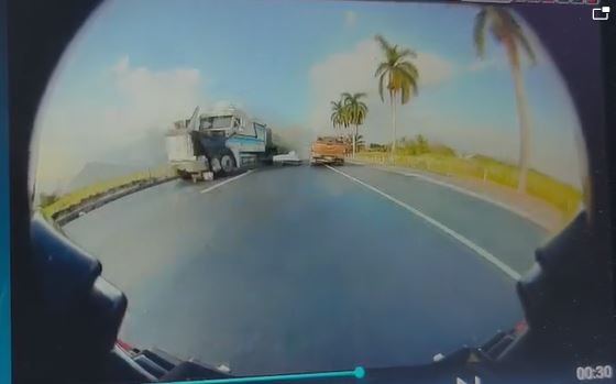 Detienen al conductor del tráiler involucrado en accidente mortal en autopista Palín-Escuintla