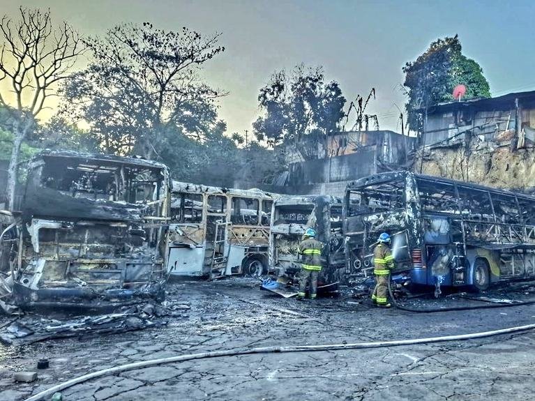 Incendio en Soyapango destruye 10 unidades de transporte público y 4 vehículos particulares