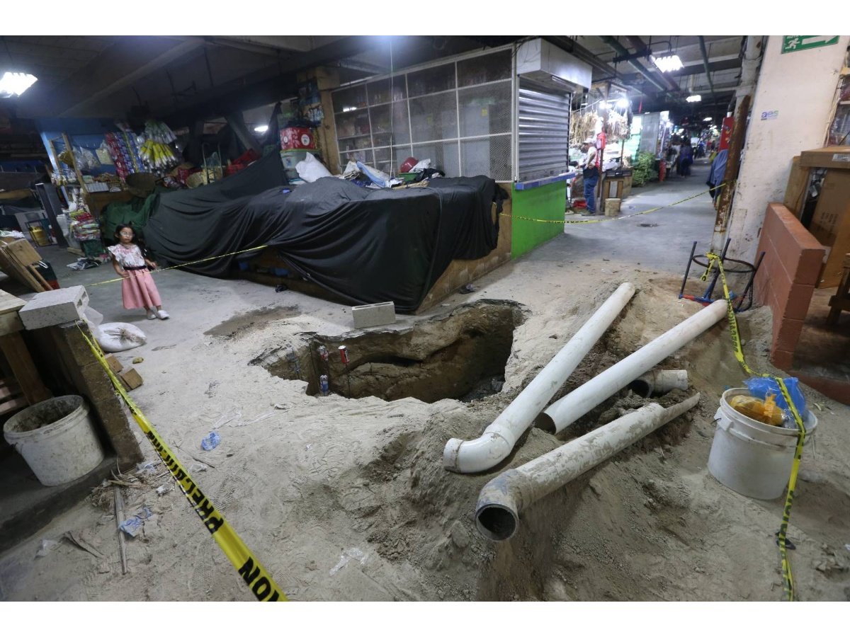 Desborde de aguas negras afecta varios pabellones en el Mercado Central de San Salvador