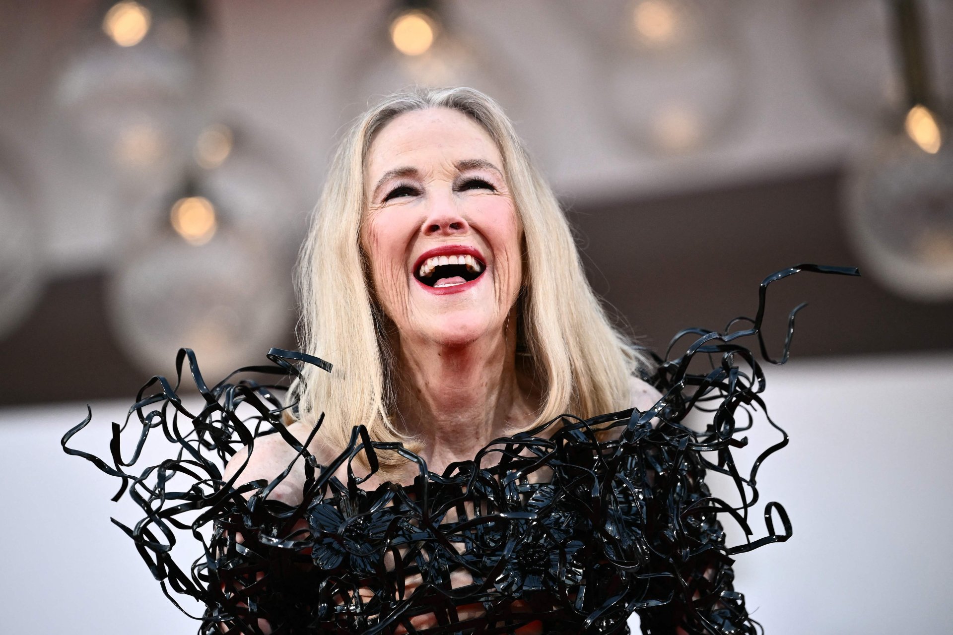 Conozca la condición médica poco común de Catherine O’Hara, actriz de “Mi pobre Angelito”