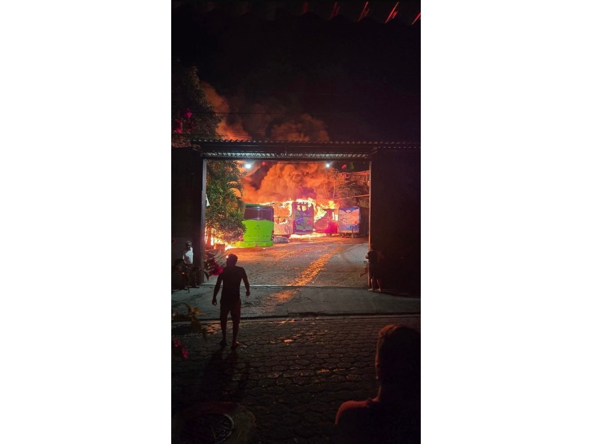 Incendio en Soyapango destruye al menos 10 buses en bodega de transporte colectivo