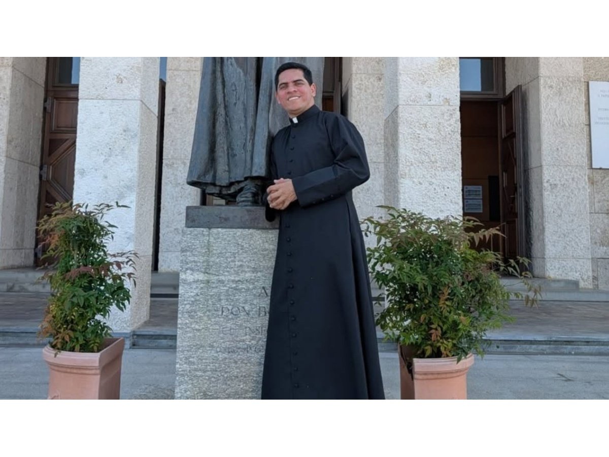 Efren Artiga: El sacerdote salvadoreño que acompañará a Shakira en sus conciertos