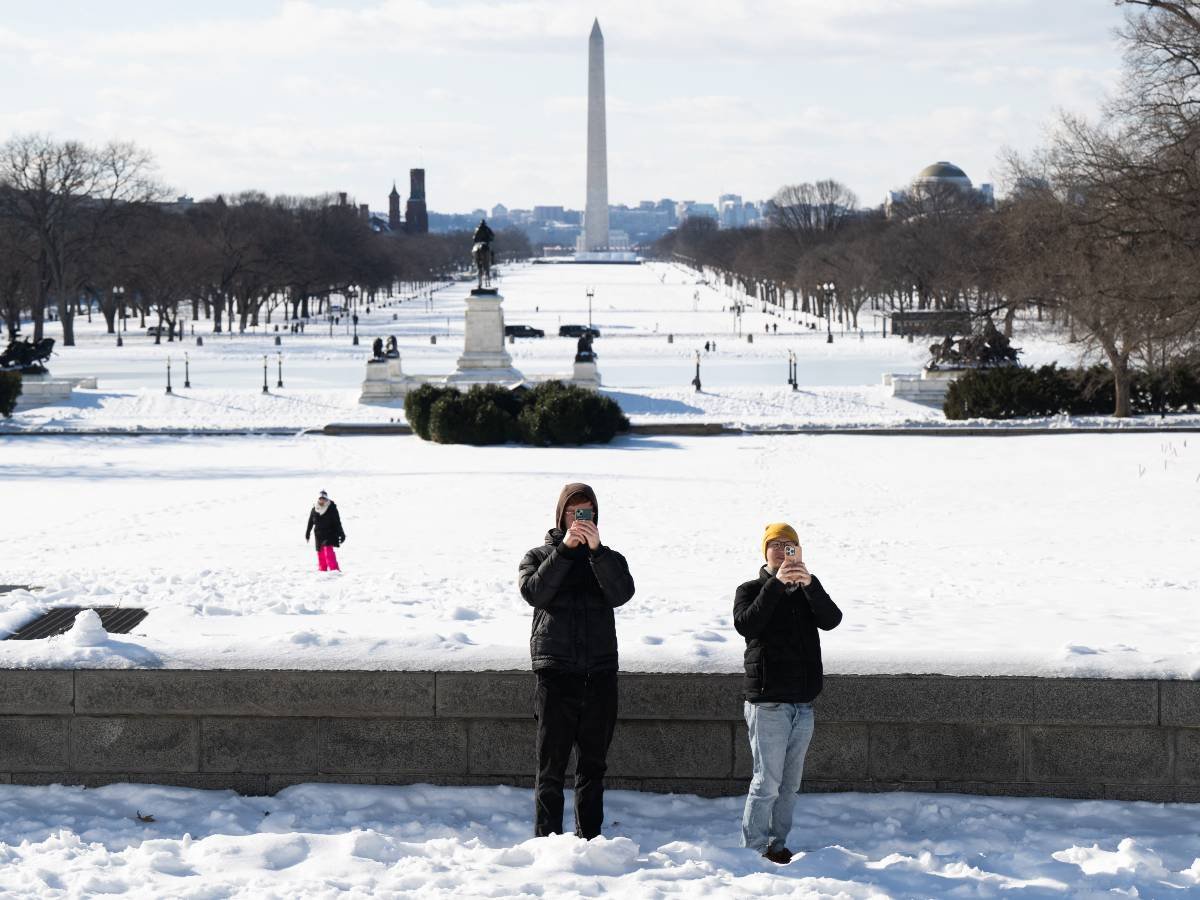 Tormenta invernal causa más de 100 muertes y afecta al sureste de Estados Unidos con temperaturas récord