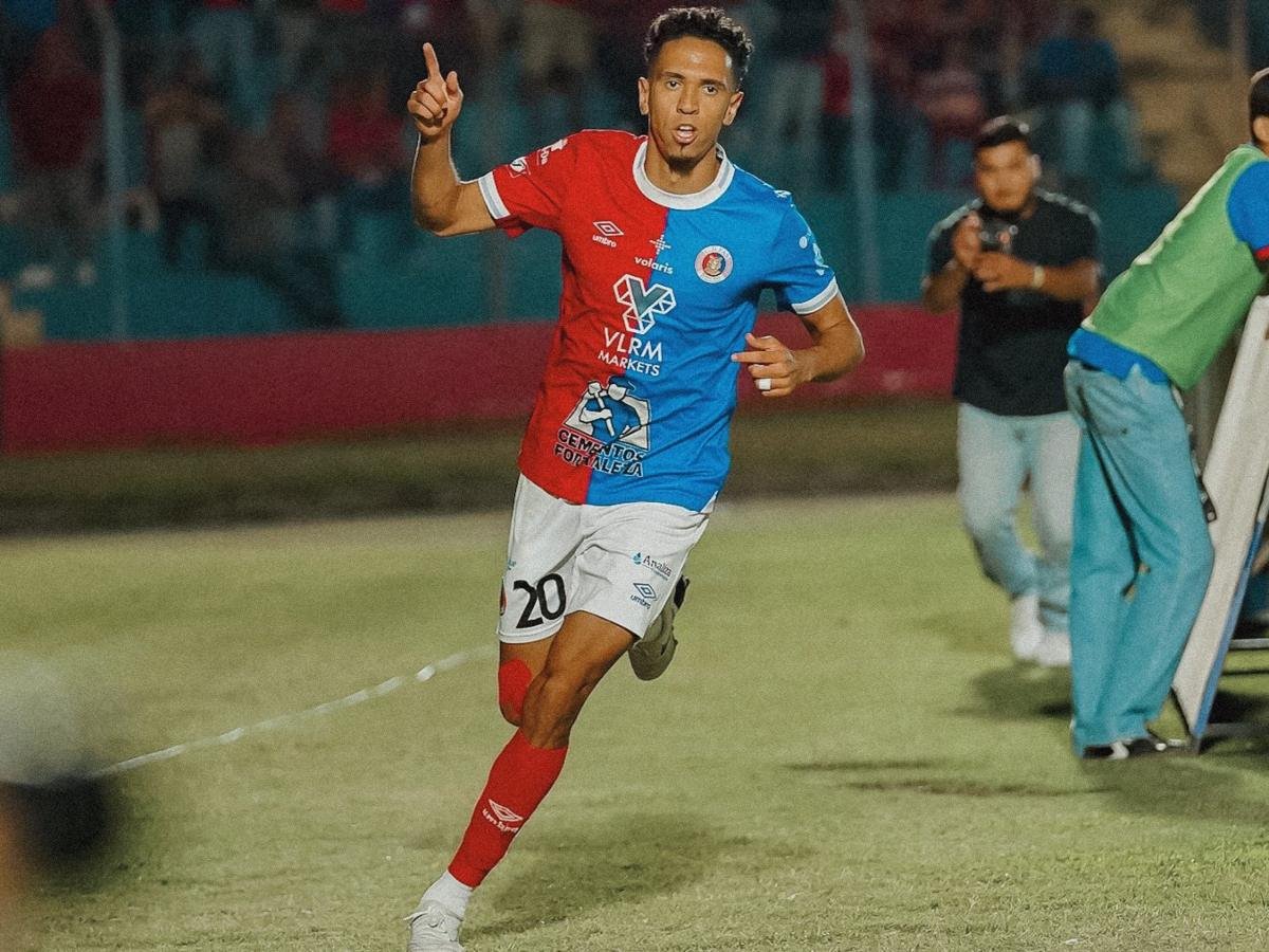 FAS domina a Águila con goleada 3-0 en el Clásico Nacional en el Óscar Quiteño