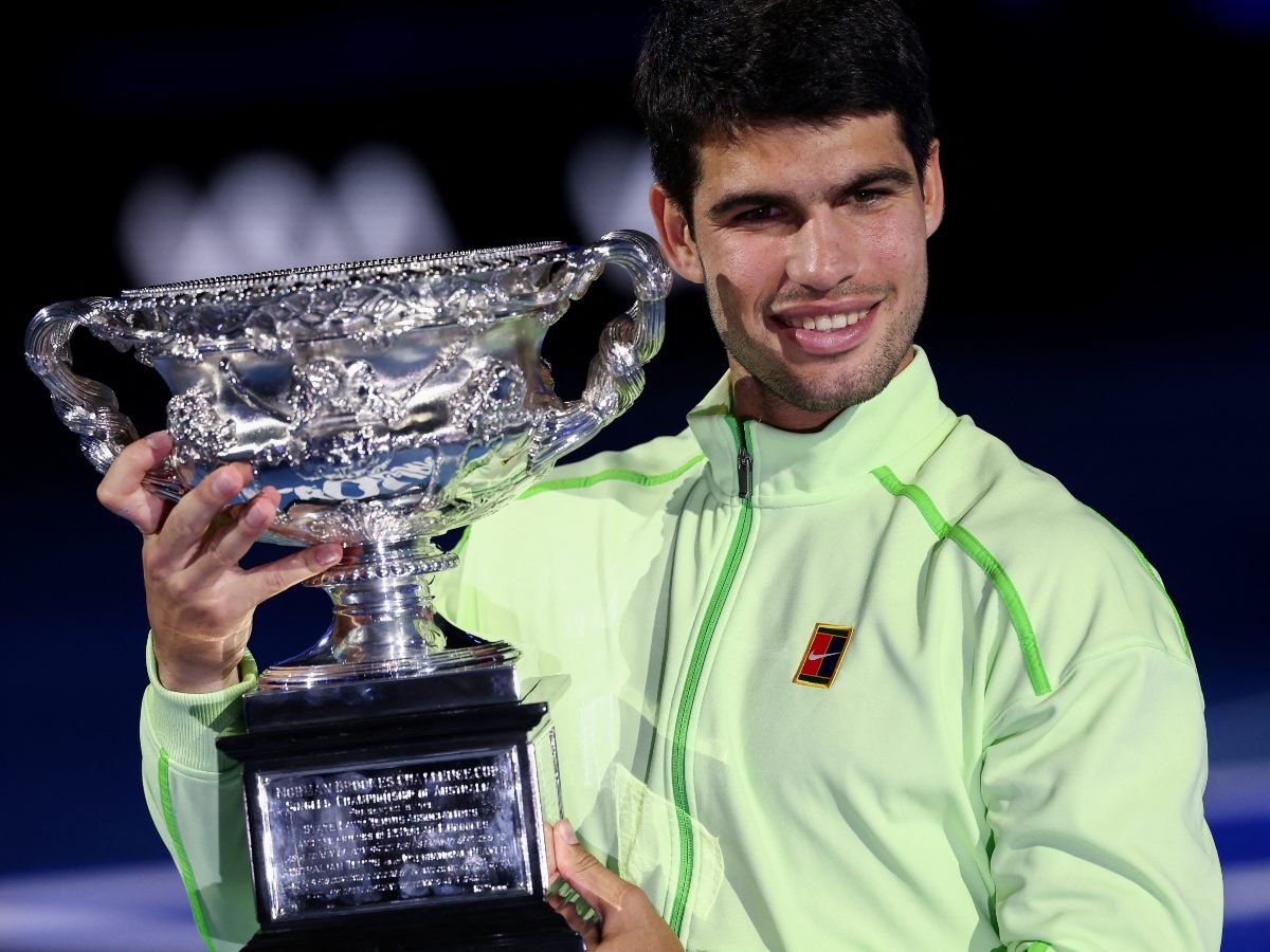 Carlos Alcaraz hace historia al vencer a Novak Djokovic y conquistar el Abierto de Australia