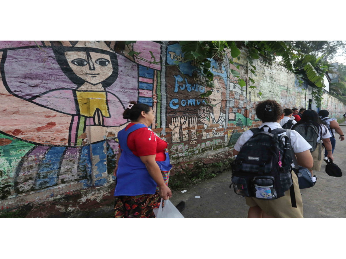 Inicio del Año Escolar 2026 en El Salvador: 1.2 Millones de Estudiantes Reciben Paquetes Escolares Completos