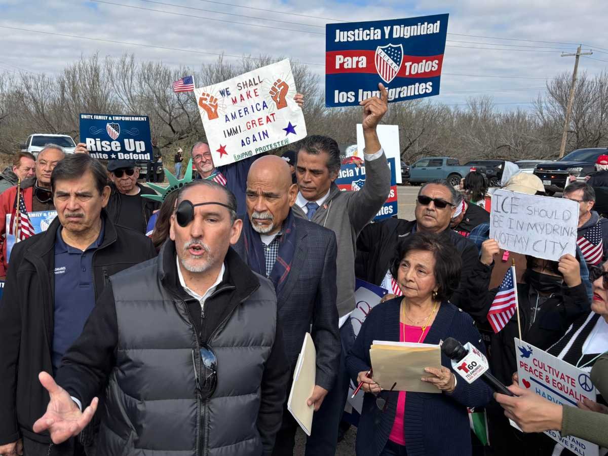 Manifestantes exigen en Texas el fin de la detención de familias migrantes en centros federales