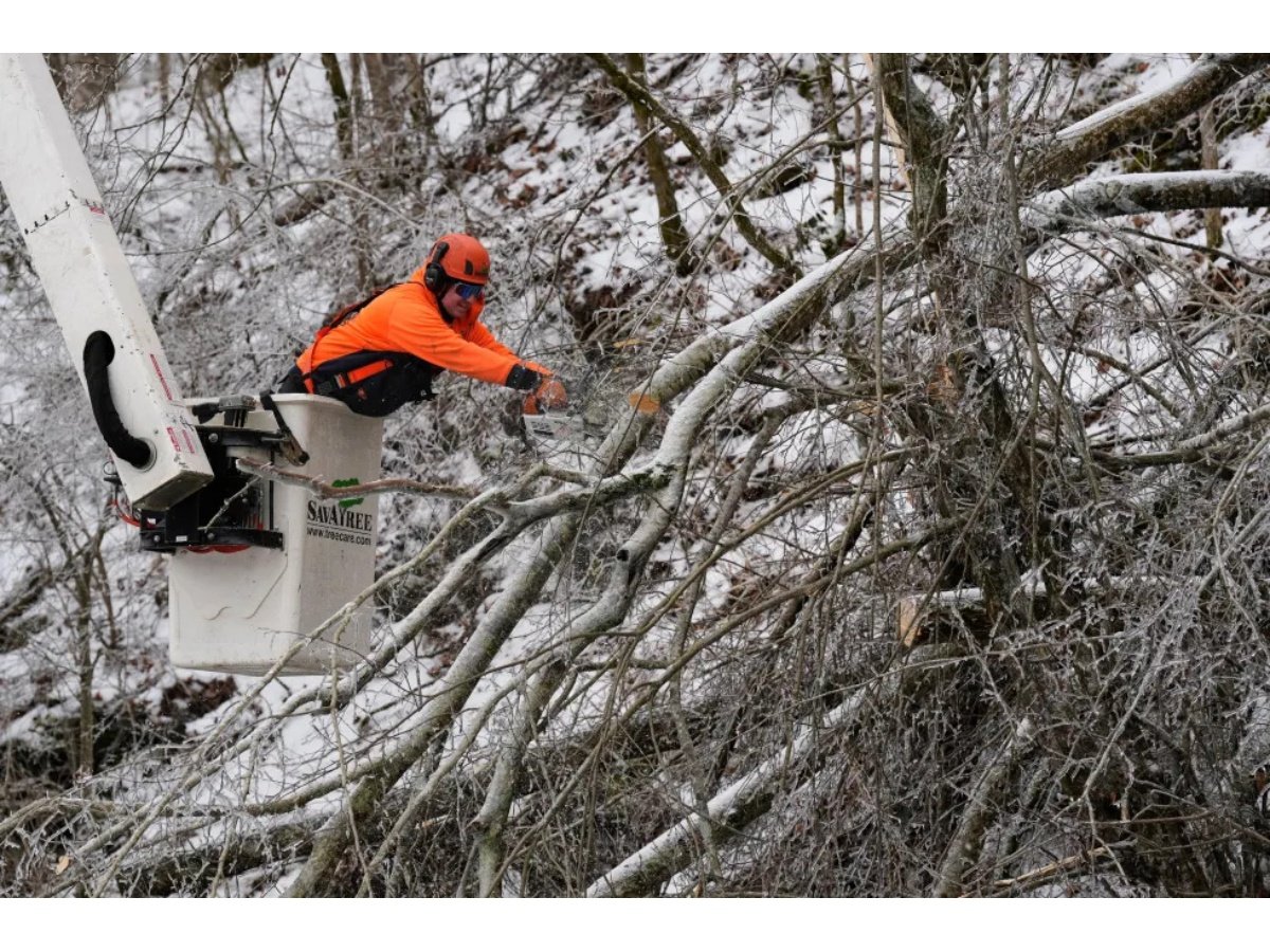 Nieve y frío extremo afectan las Carolinas y agravan cortes eléctricos en el sur de EE. UU.