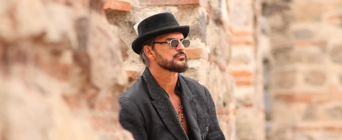 Ricardo Arjona revela su historia a través de imágenes y versos en nueva gira