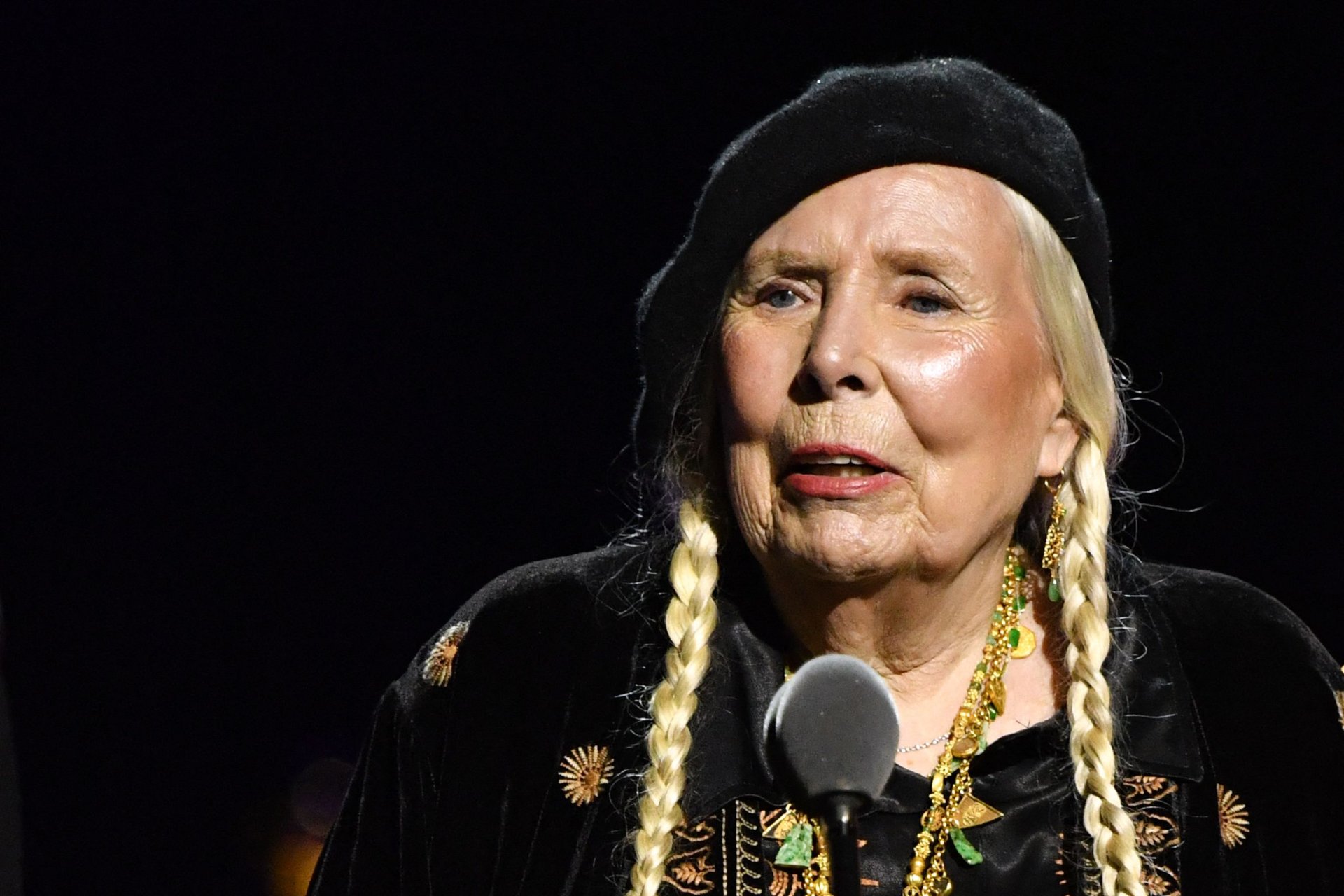 Joni Mitchell conquista el Grammy 2026 con emotivo momento en Los Ángeles