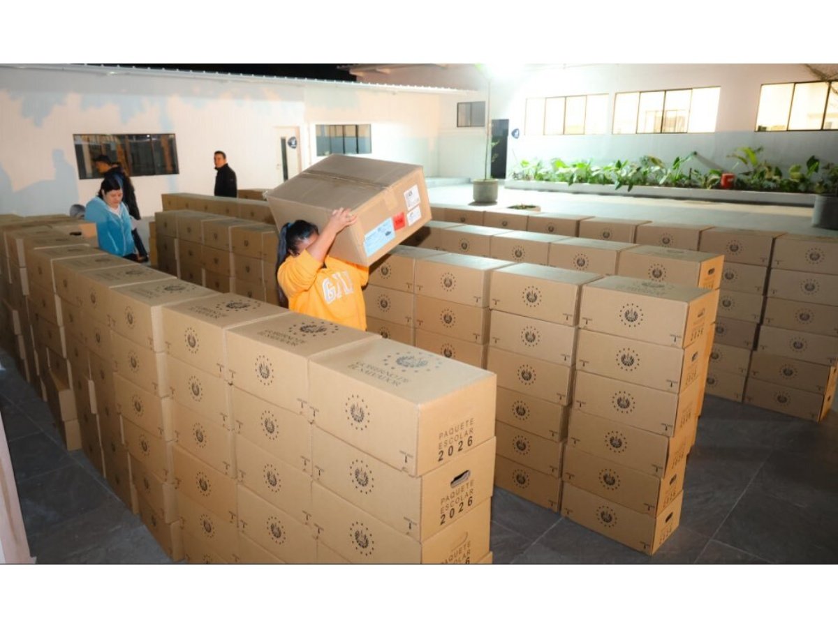 Gobierno de El Salvador inicia entrega de paquetes escolares para el ciclo 2026