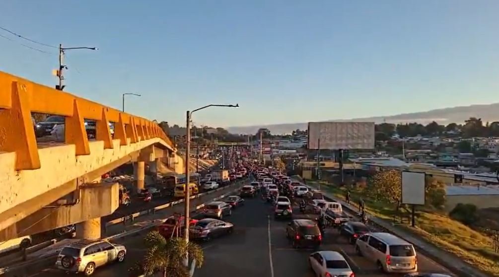 PMT reporta saturación total del tránsito en Villa Nueva durante la hora pico matutina