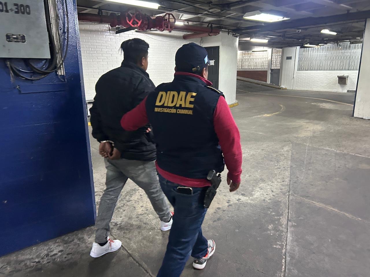 Capturan a hombre que hurtaba armas fingiendo ser guardia de seguridad en Guatemala