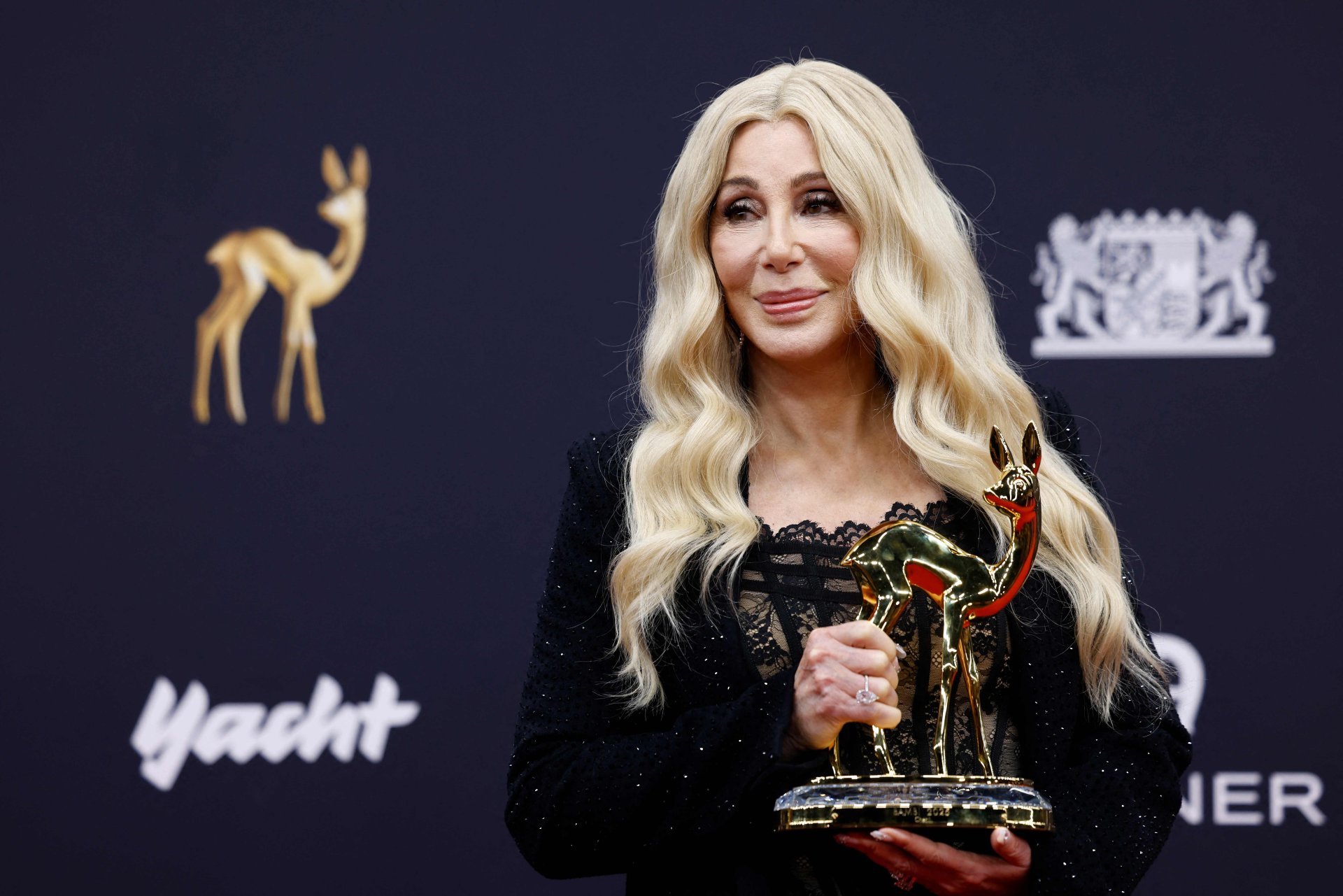 Grammy 2026: Cher protagoniza momento viral por error en la entrega de premio