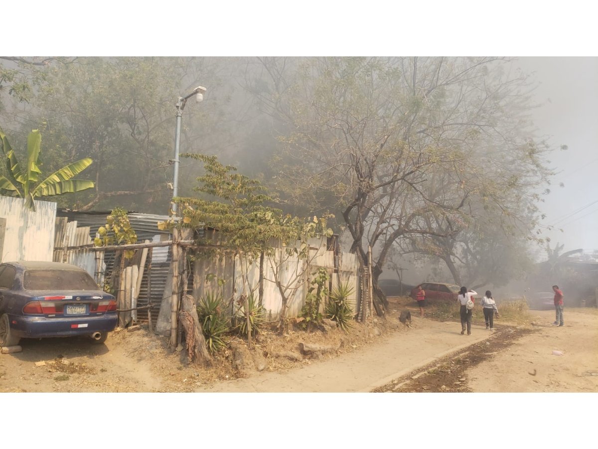 Fuerte incendio en maleza en Mejicanos obliga a evacuar familias en zona residencial