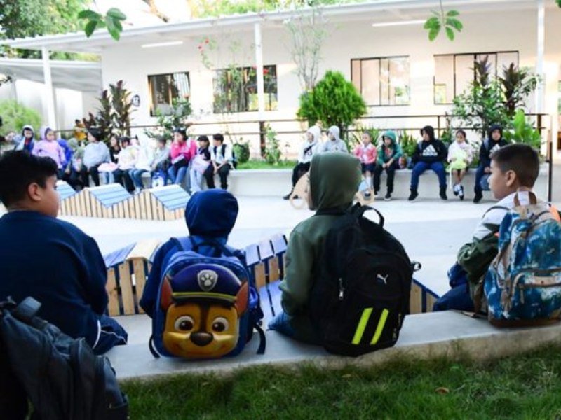 El Salvador inicia año escolar 2026 con matrícula de 1.2 millones en sector público