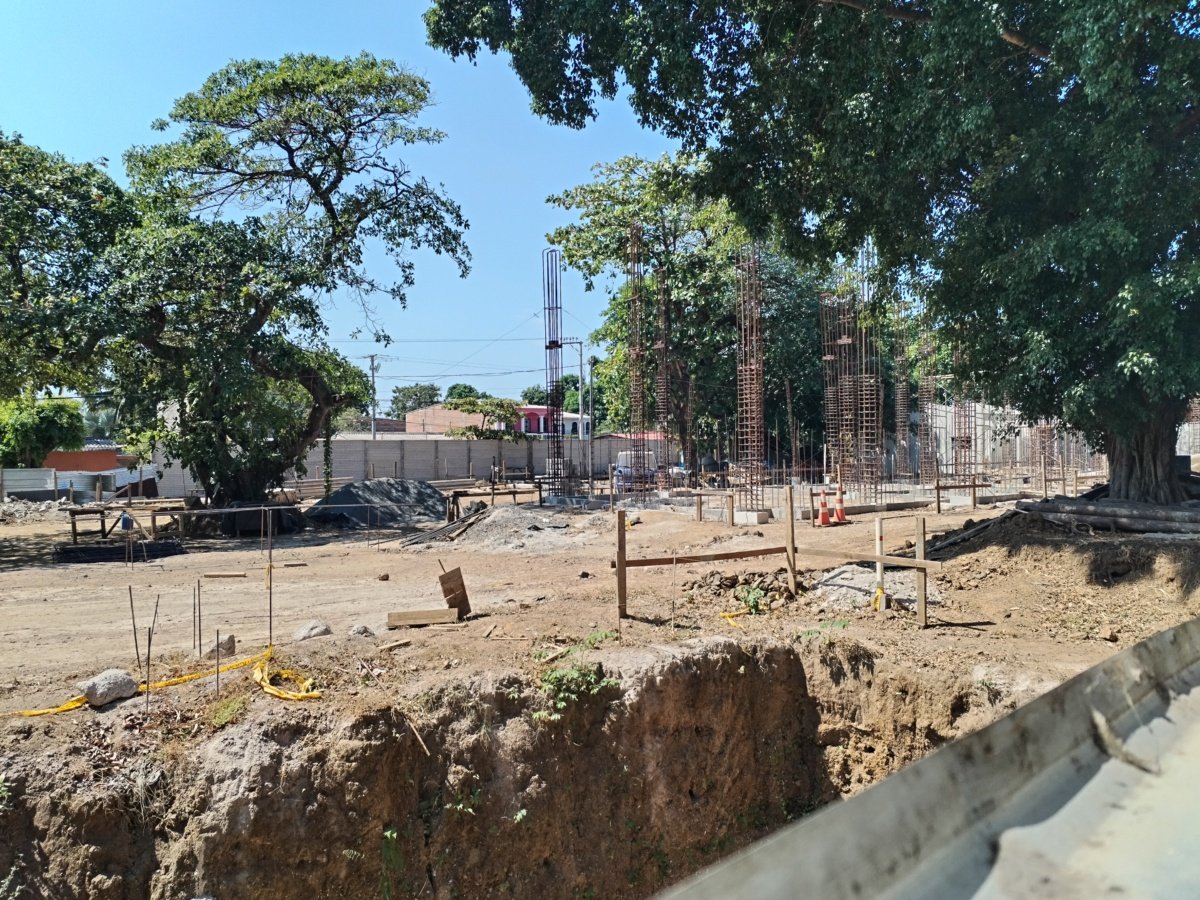 Suspensión por tercera vez en la reconstrucción del Complejo Educativo Cristóbal Colón en Sonsonate