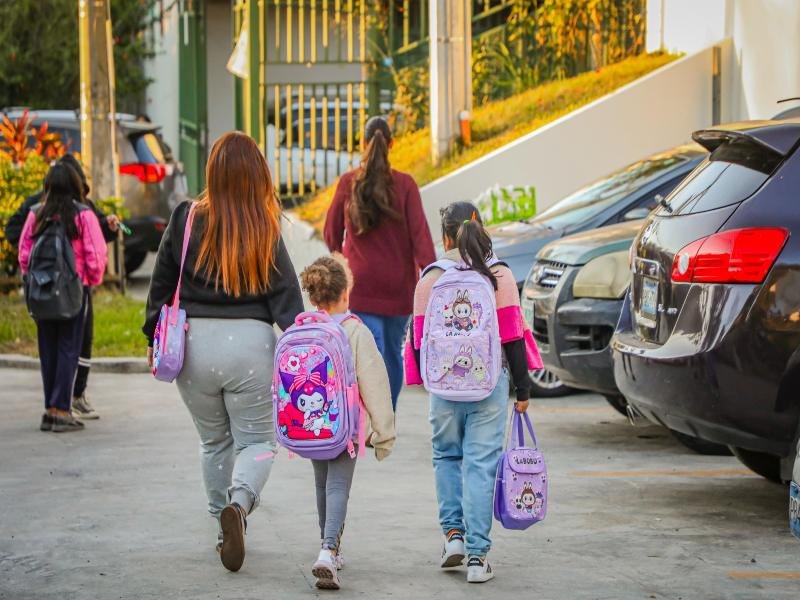 Ministerio de Educación permitirá cambio de tallas de uniformes y zapatos en escuelas para 2026