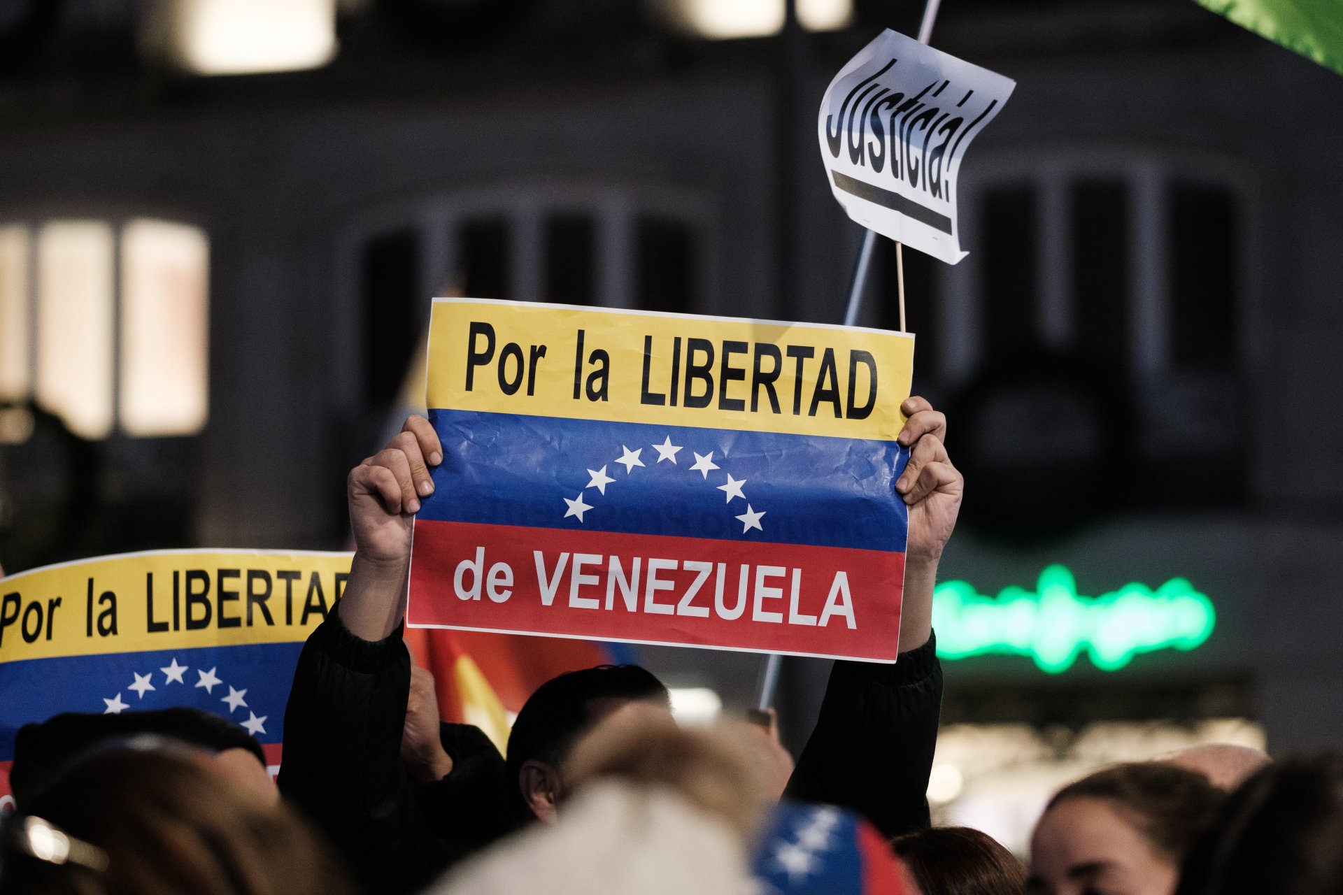Venezuela enfrenta cambios políticos rápidos mientras la recuperación económica se demora