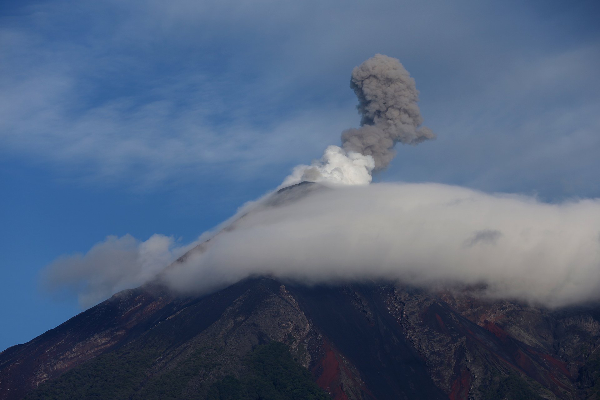 Volcán de Fuego registra actividad explosiva y afecta comunidades en Escuintla y Sacatepéquez