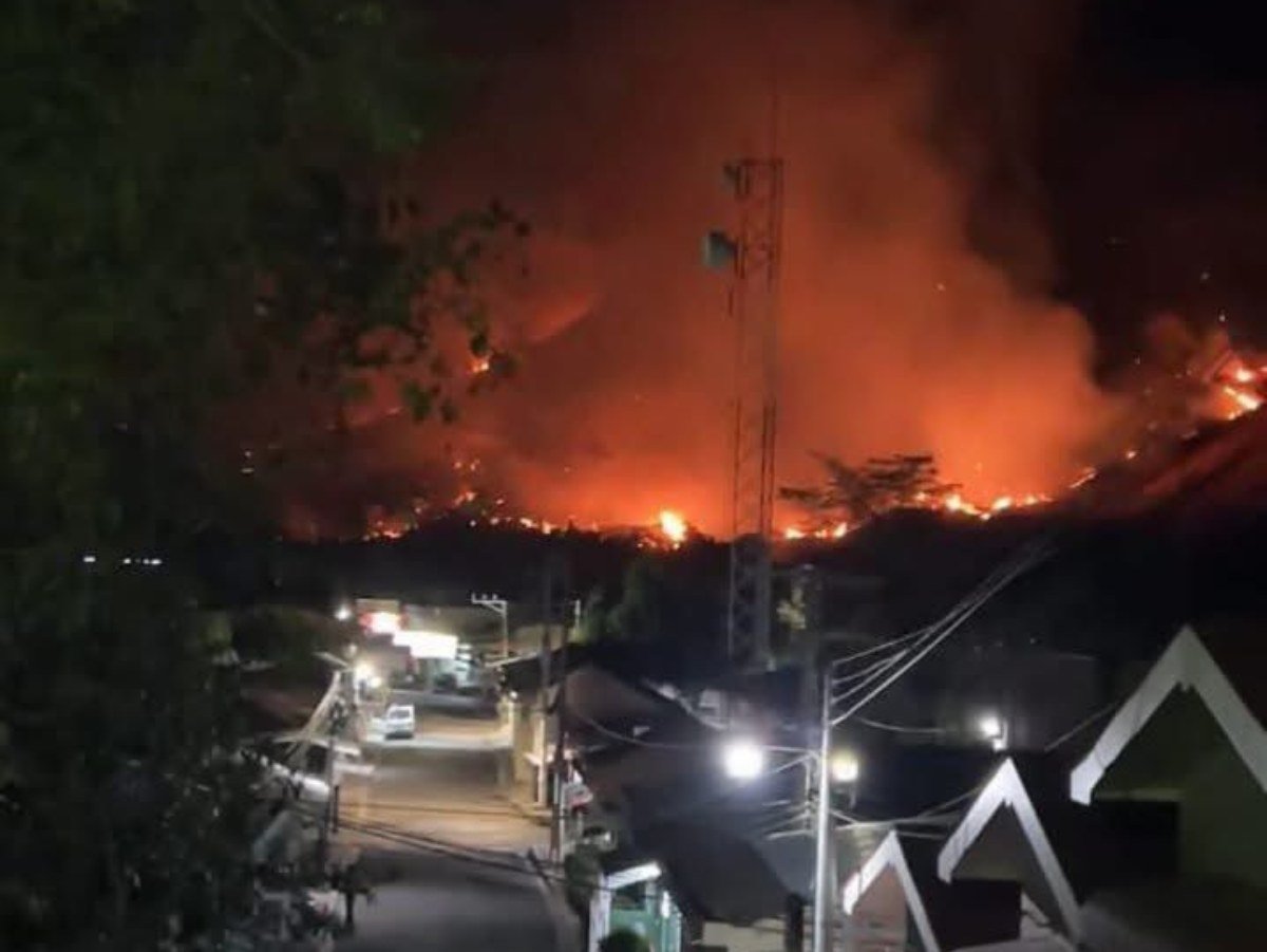 Incendio de gran magnitud afecta el cerro de Anamorós en La Unión y moviliza a autoridades