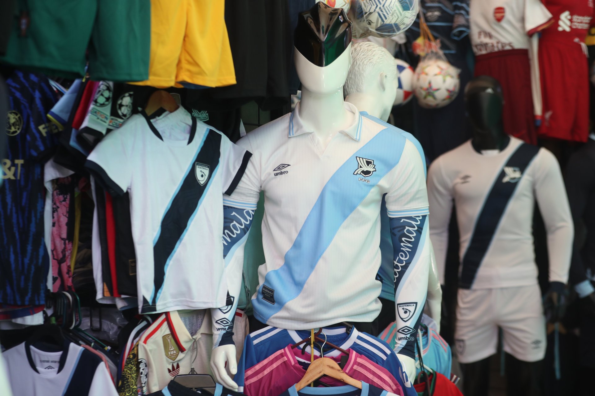 Guatemala presenta nueva camiseta en la segunda etapa de Fernando Tena al frente de la Selección