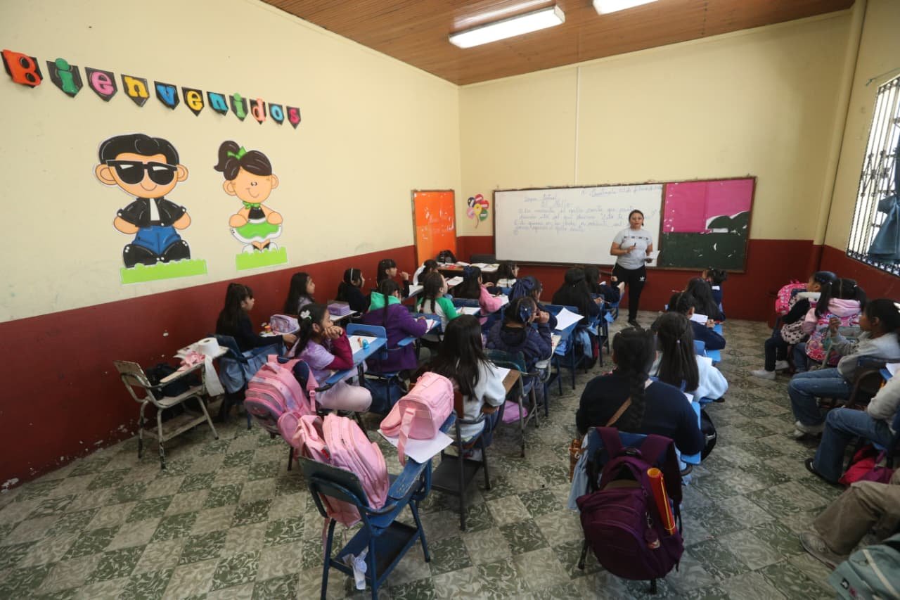 Mineduc desembolsa Q316.4 millones para útiles escolares y OPF completan entrega esta semana