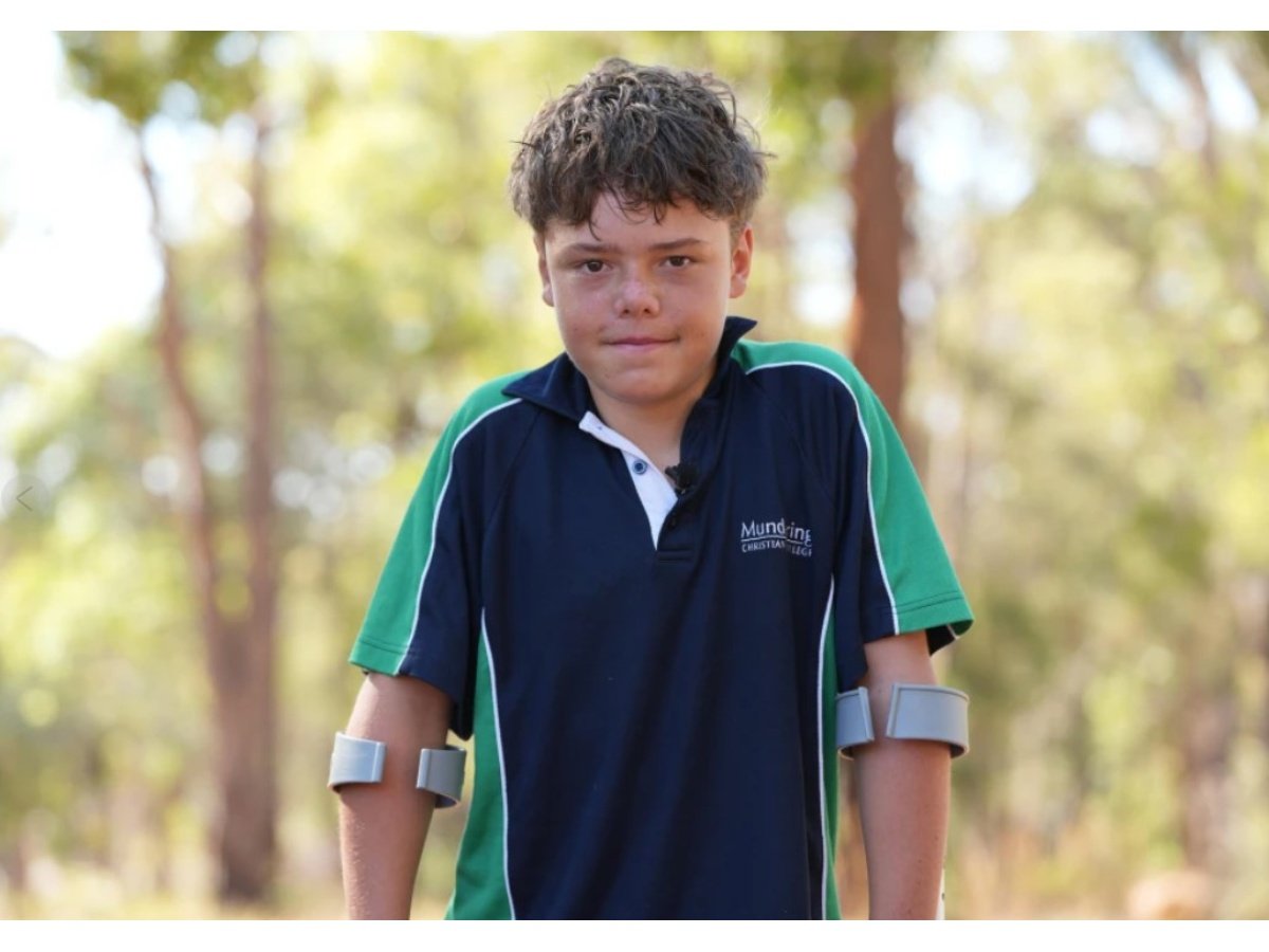 Niño de 13 años nada durante horas para salvar a su familia a la deriva en Australia