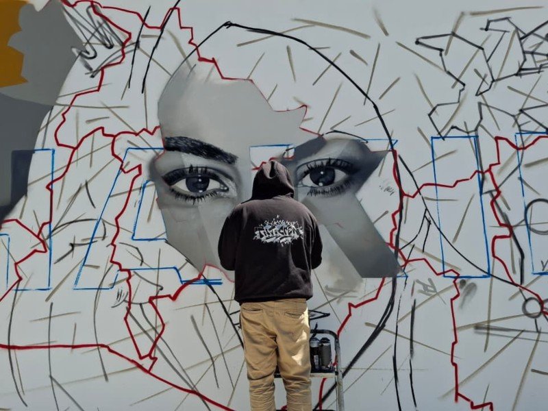 Artista urbano TNT crea mural de Shakira en San Salvador previo a su concierto