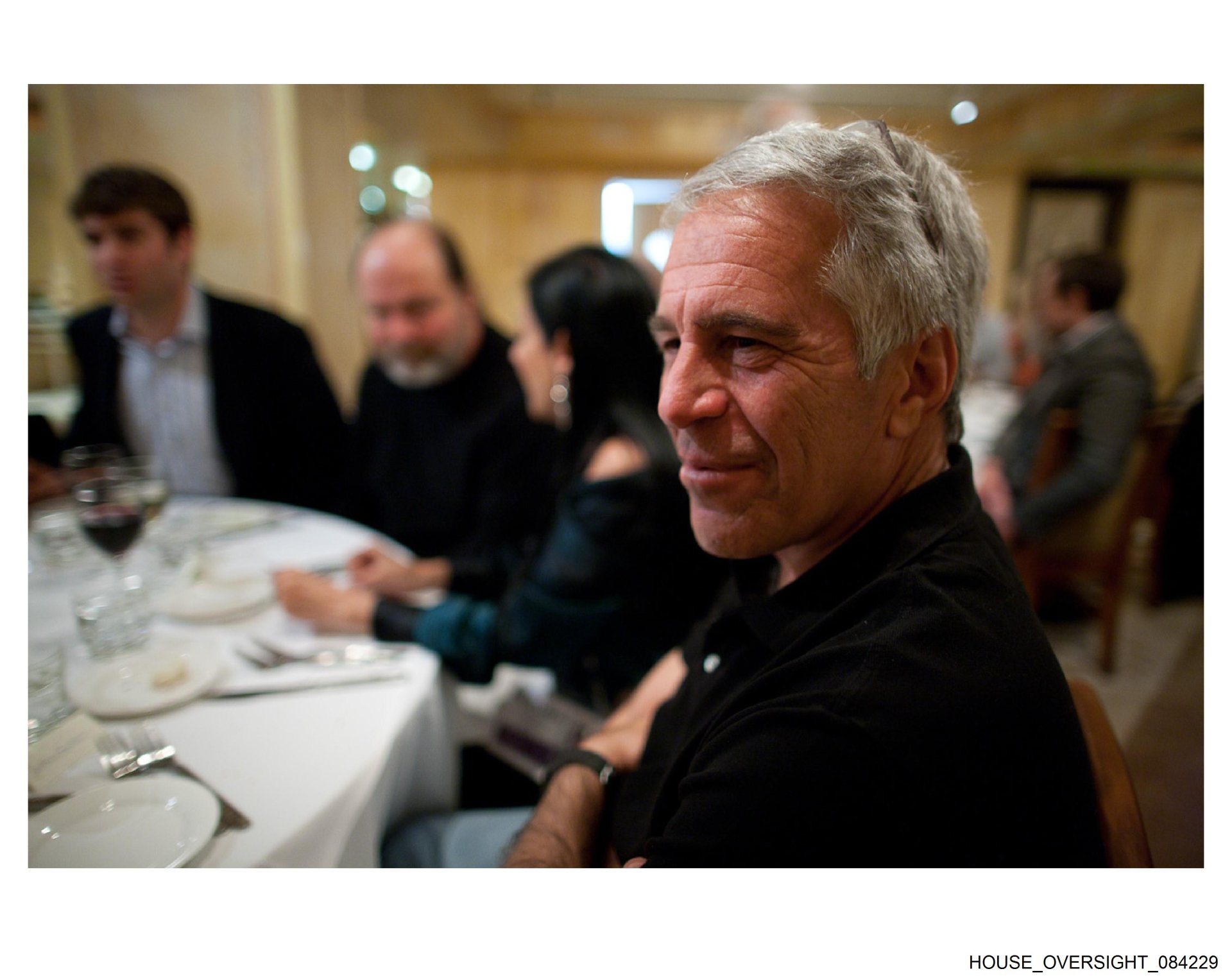 Departamento de Justicia de EE. UU. retira miles de documentos vinculados a Jeffrey Epstein por protección a víctimas