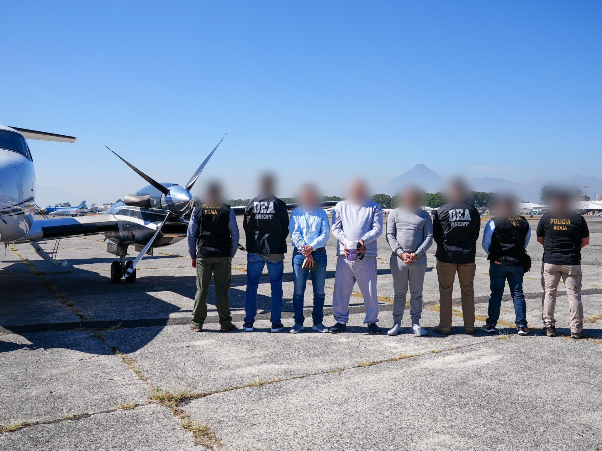 Extraditan a cuatro presuntos narcotraficantes que usaron tecnología avanzada para lavar dinero