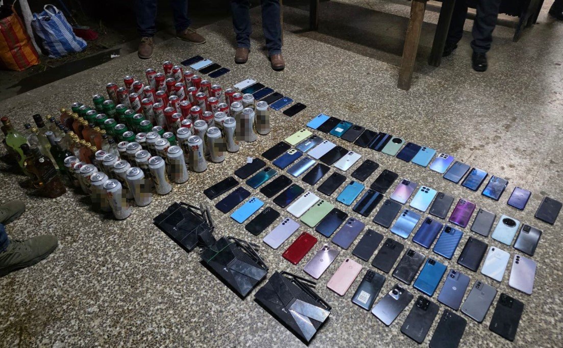 Incautan celulares, armas y licor en caleta descubierta durante requisa en la Granja de Rehabilitación Pavón